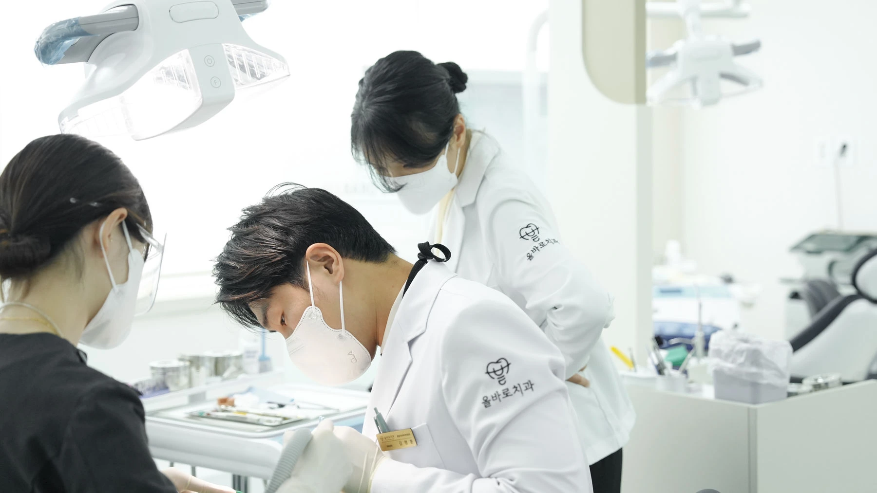 올바로치과 의료진과 진료 공간